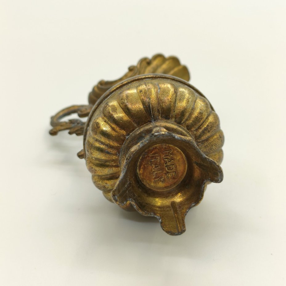 Кувшин декоративный с рельефным цветочным декором