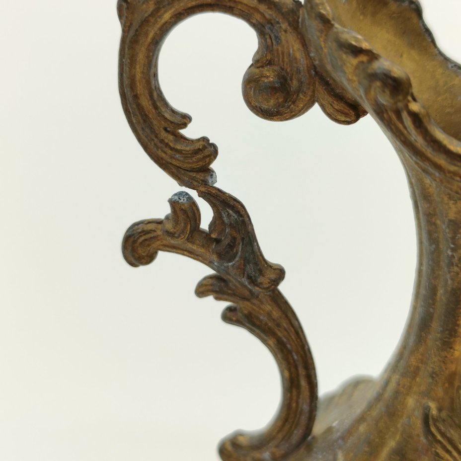 Кувшин декоративный с рельефным цветочным декором