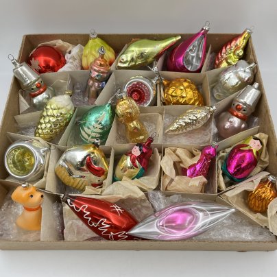 Набор из 27 ёлочных игрушек в оригинальной коробке (в подборе), стекло, краска, металл, картон, Завод стеклянных ёлочных украшений и оптических изделий, г. Москва, СССР, 1960-1990 гг.