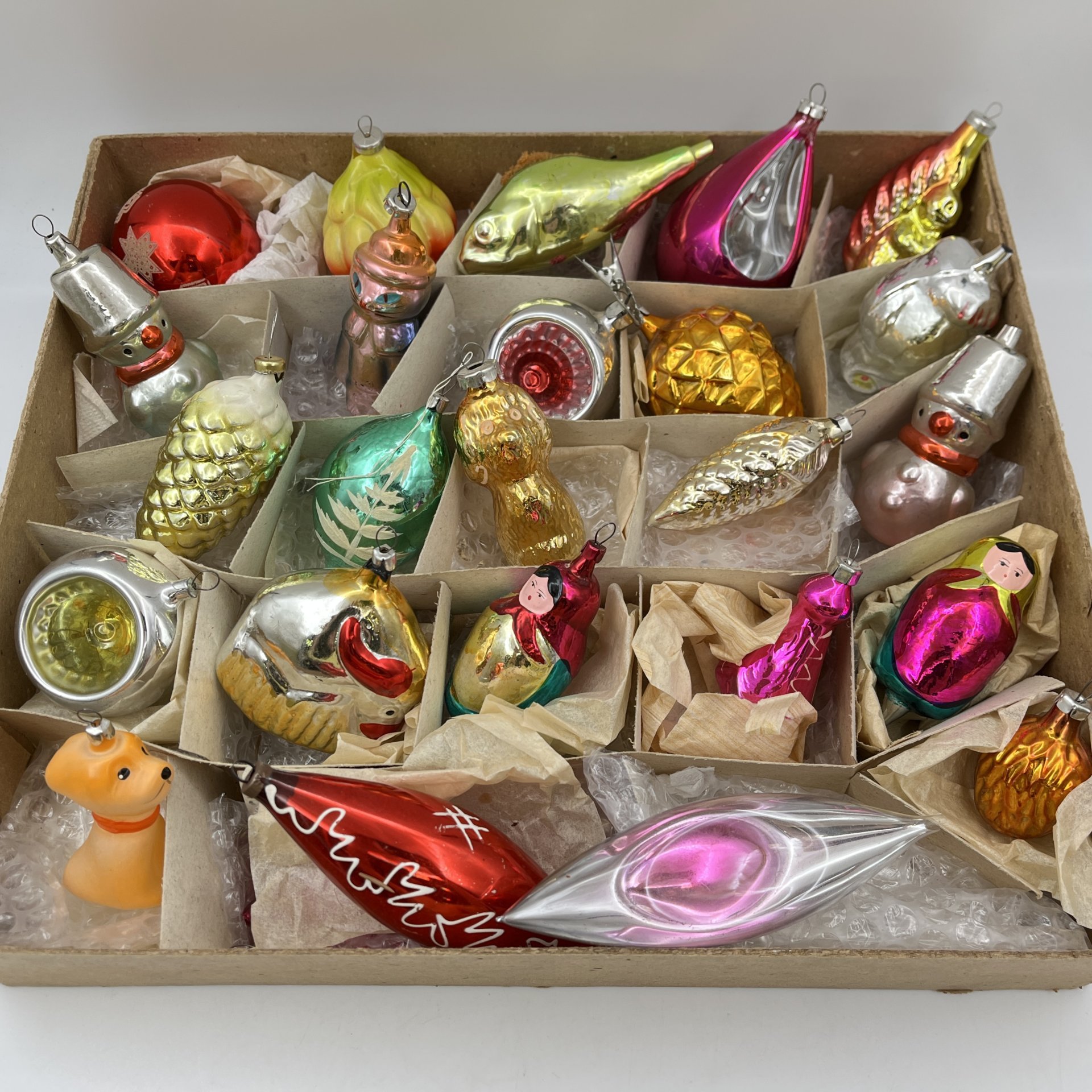 Набор из 27 ёлочных игрушек в оригинальной коробке (в подборе), стекло, краска, металл, картон, Завод стеклянных ёлочных украшений и оптических изделий, г. Москва, СССР, 1960-1990 гг.