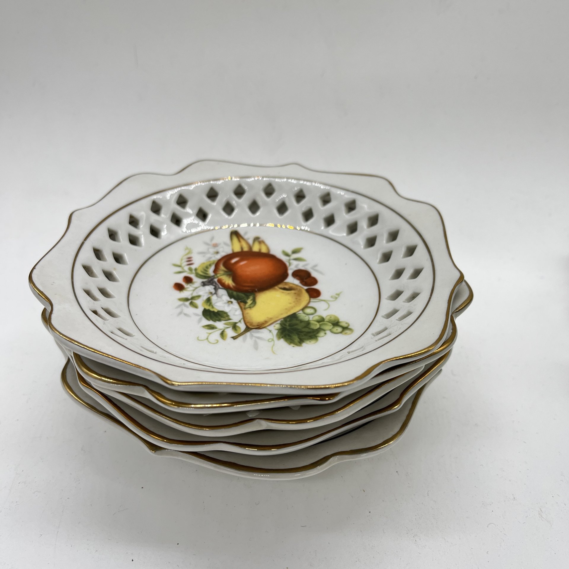 Набор из 5 блюдец с прорезным бортом "Фрукты", фарфор, деколь, золочение, Китай, 1970-2000 гг.