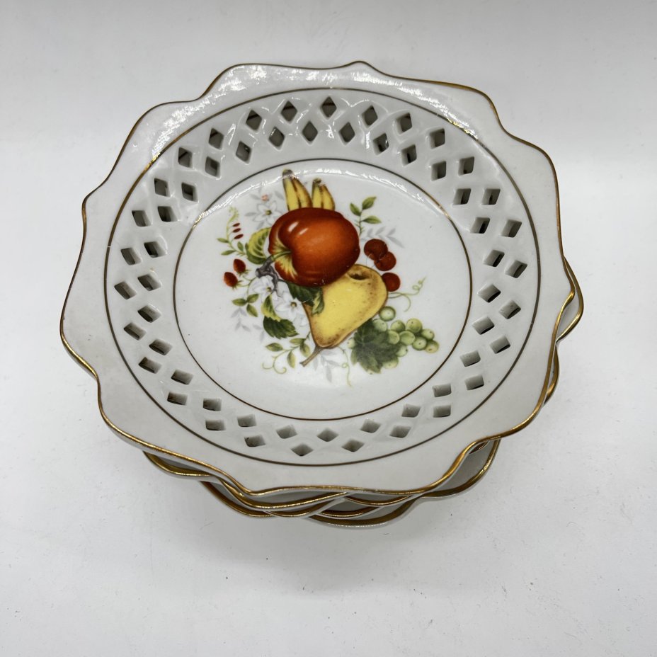 Набор из 5 блюдец с прорезным бортом "Фрукты", фарфор, деколь, золочение, Китай, 1970-2000 гг.