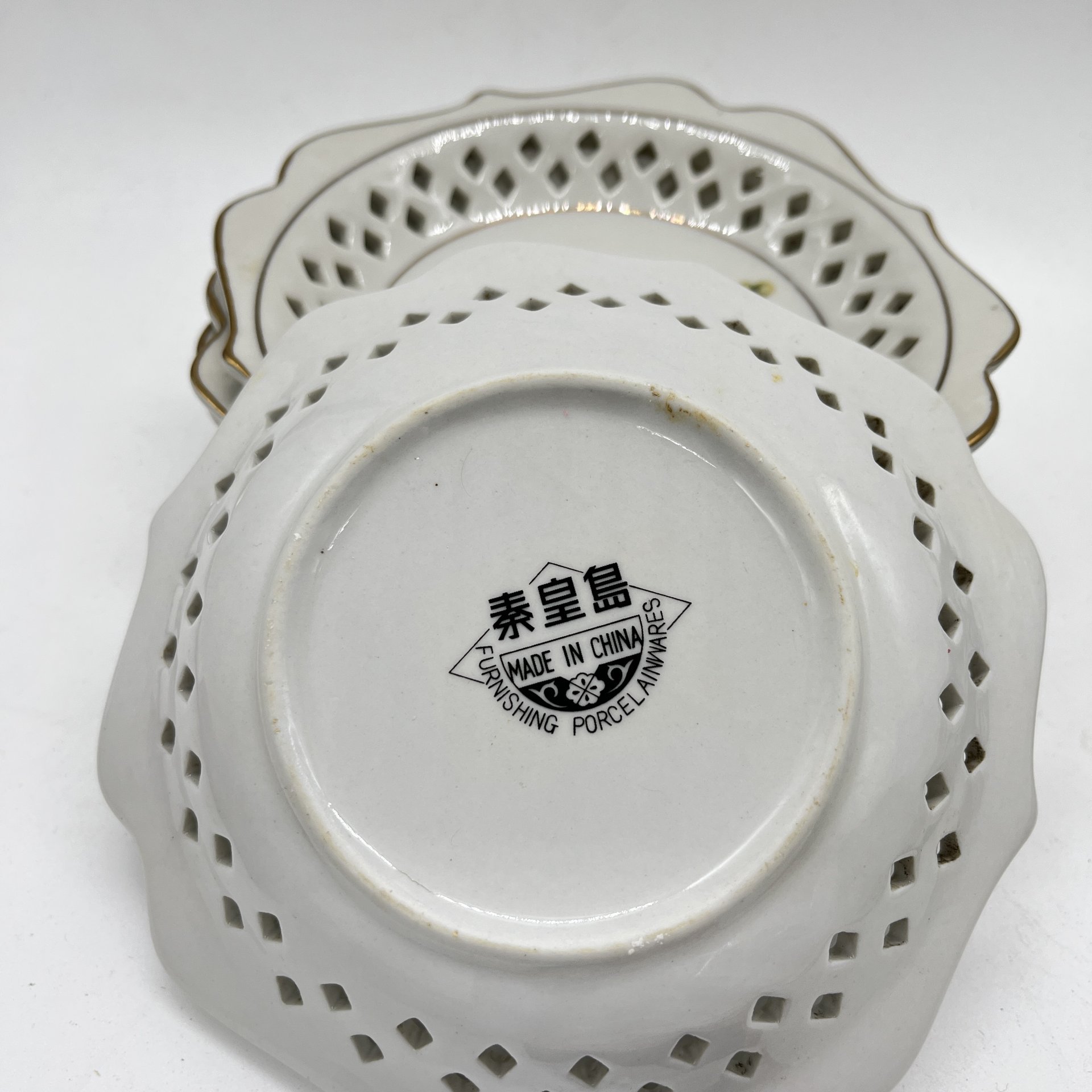 Набор из 5 блюдец с прорезным бортом "Фрукты", фарфор, деколь, золочение, Китай, 1970-2000 гг.