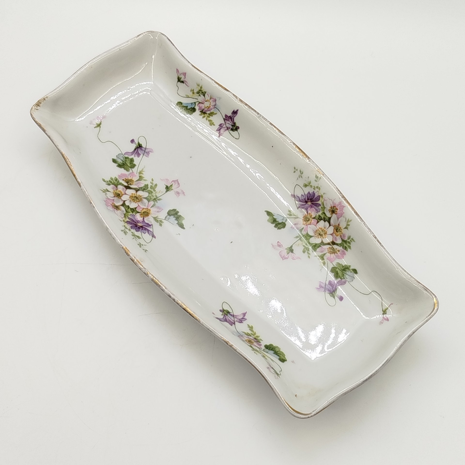 Блюдо сервировочное фигурное с цветочным декором, фарфор, деколь, золочение, Российская империя, 1890-1917 гг.