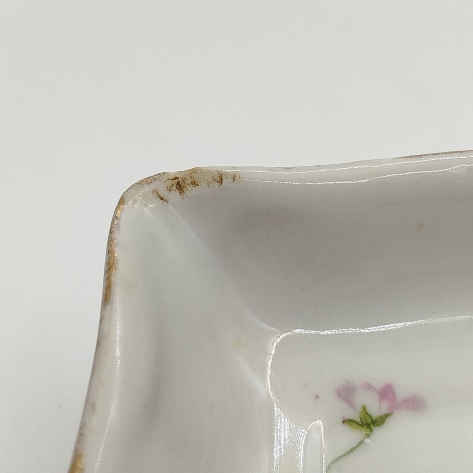 Блюдо сервировочное фигурное с цветочным декором