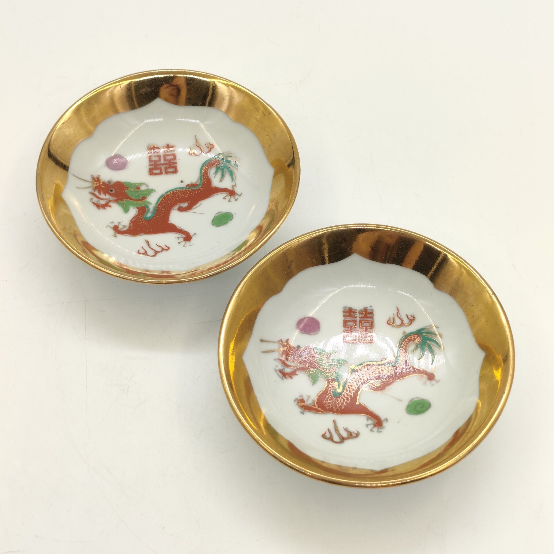 Пара розеток, украшенных изображением феникса и дракона, играющих с жемчужиной