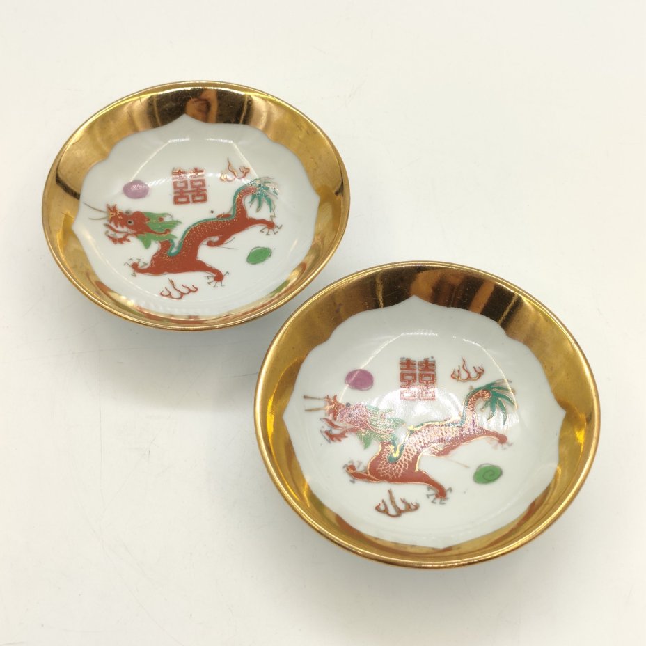 Пара розеток, украшенных изображением феникса и дракона, играющих с жемчужиной