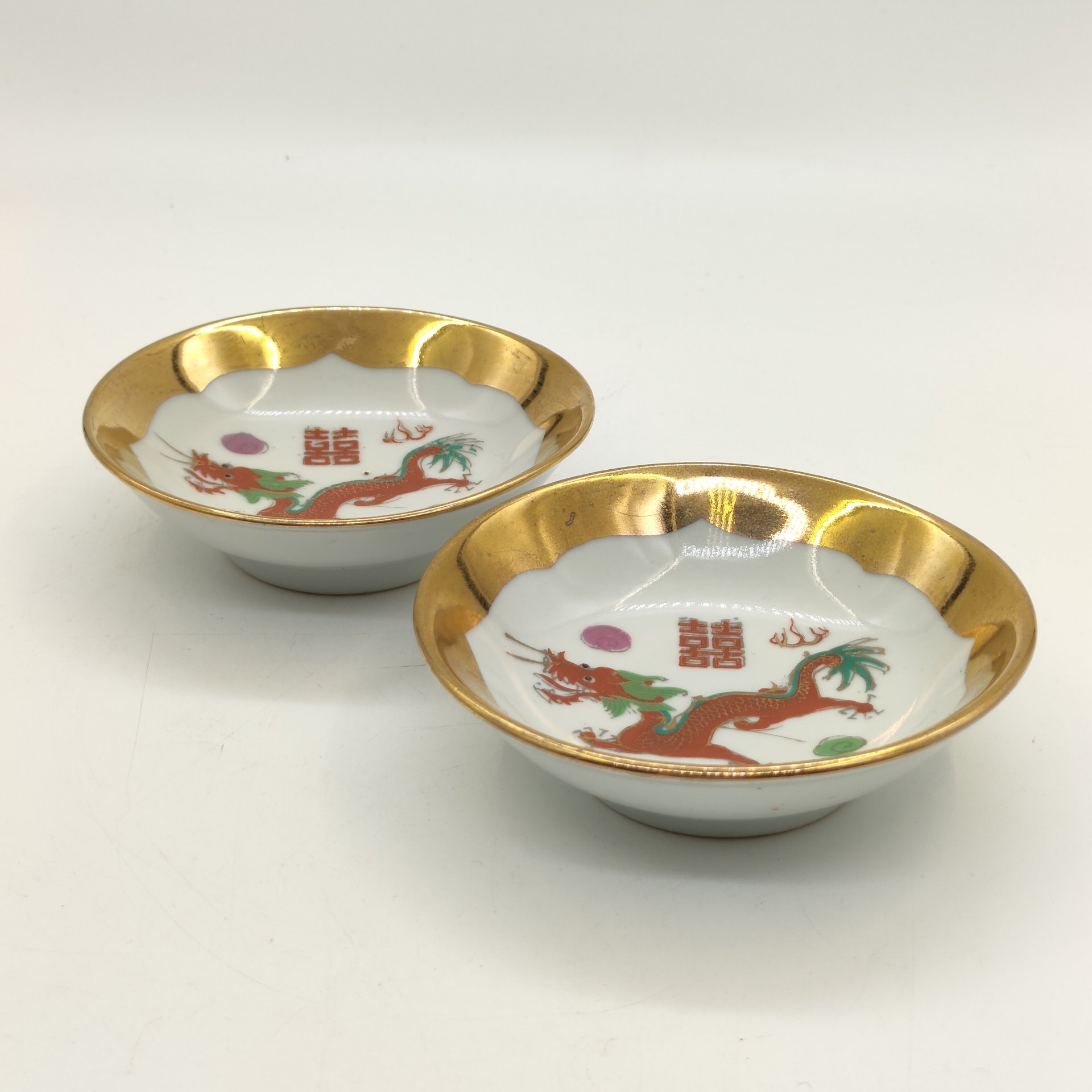 Пара розеток, украшенных изображением феникса и дракона, играющих с жемчужиной