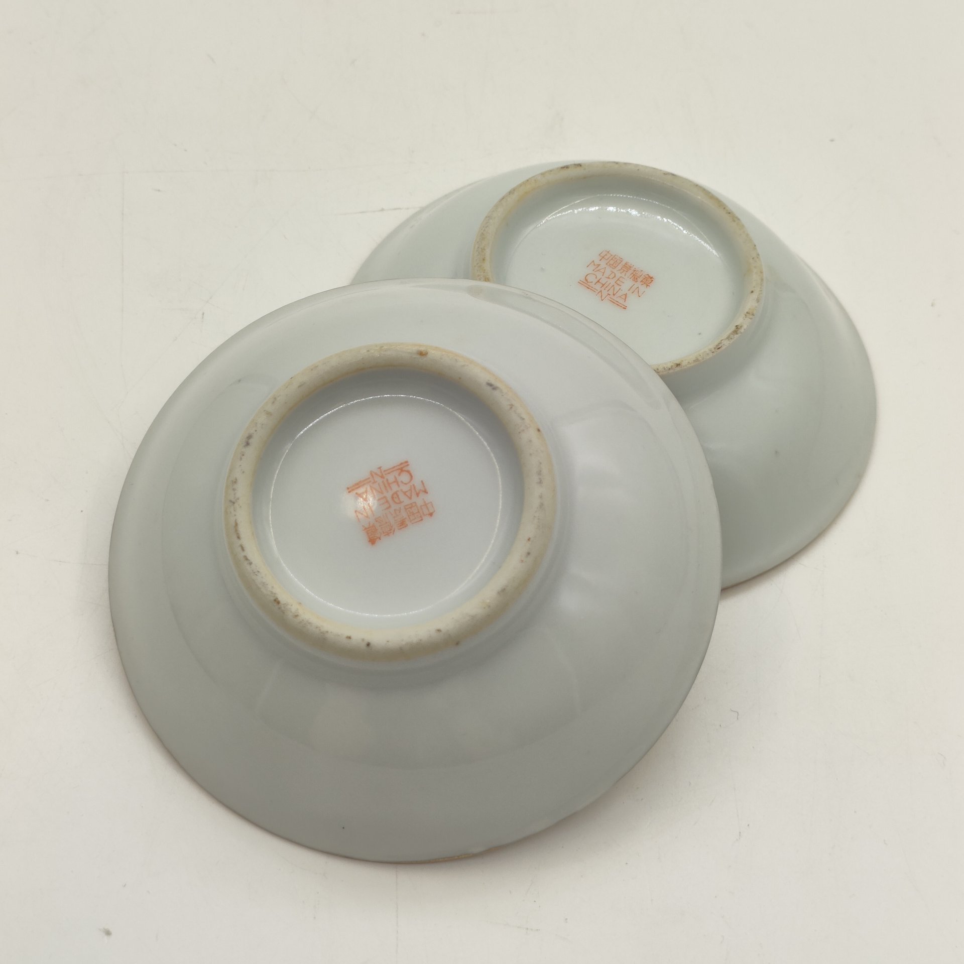 Пара розеток, украшенных изображением феникса и дракона, играющих с жемчужиной