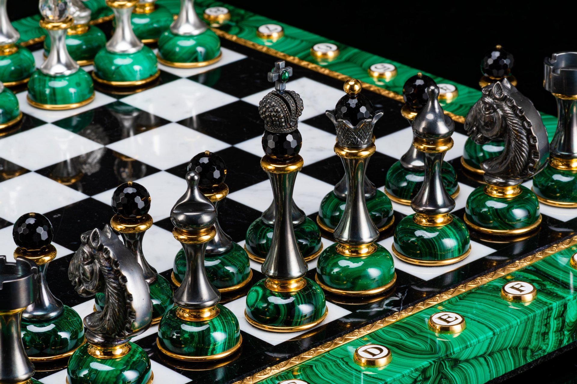 Шахматы в подарочном кофре, автор А. Толстянкин, Камнерезная мастерская "Карандаев"