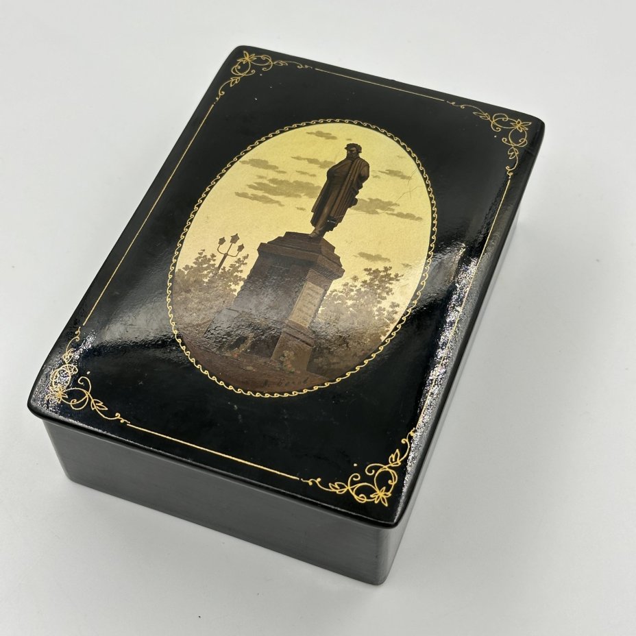Шкатулка с лаковой миниатюрой "Памятник А.С. Пушкину", автор В. Белов, Федоскинская фабрика миниатюрной живописи (Федоскино)