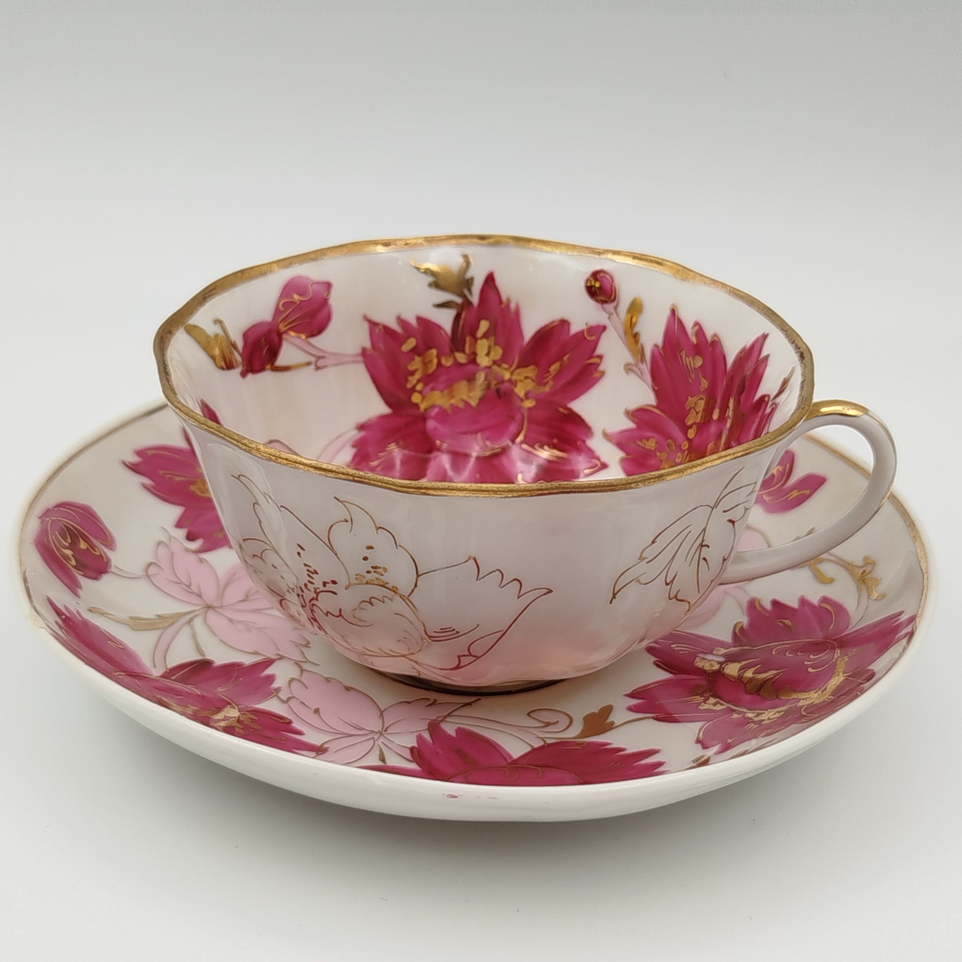 Чайная пара, украшенная цветами малинового оттенка