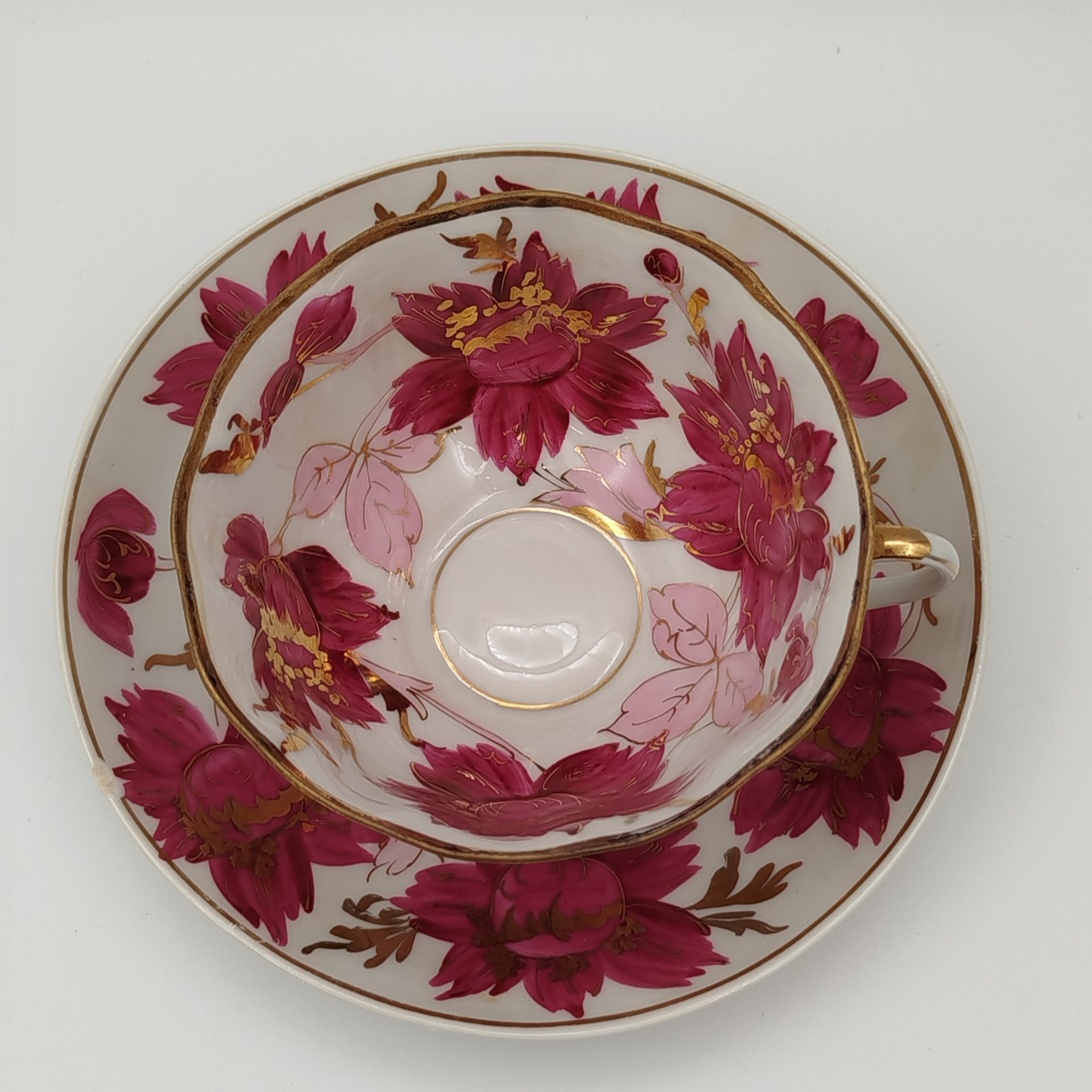 Чайная пара, украшенная цветами малинового оттенка