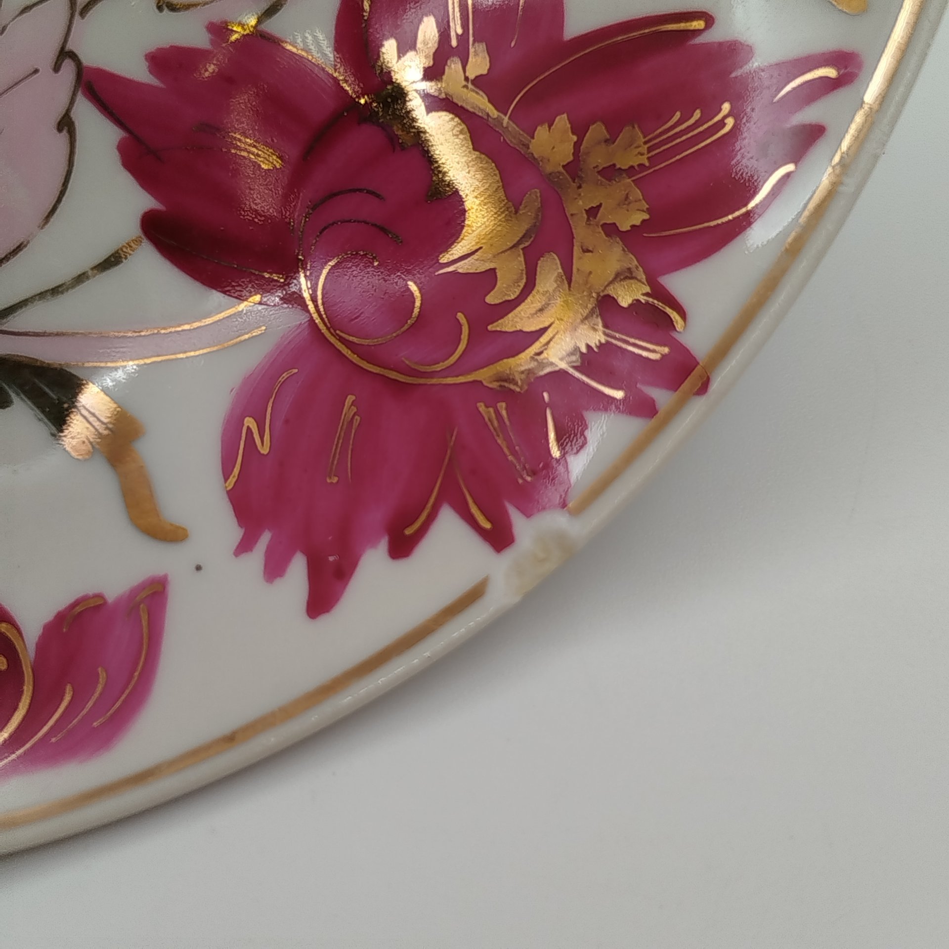 Чайная пара, украшенная цветами малинового оттенка