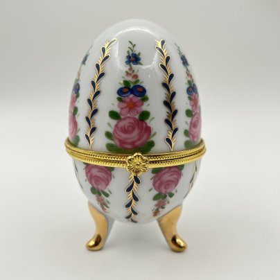 Шкатулка в форме яйца, украшенная изображением цветов, фарфор, деколь, золочение, Азия, 2000-2015 гг.