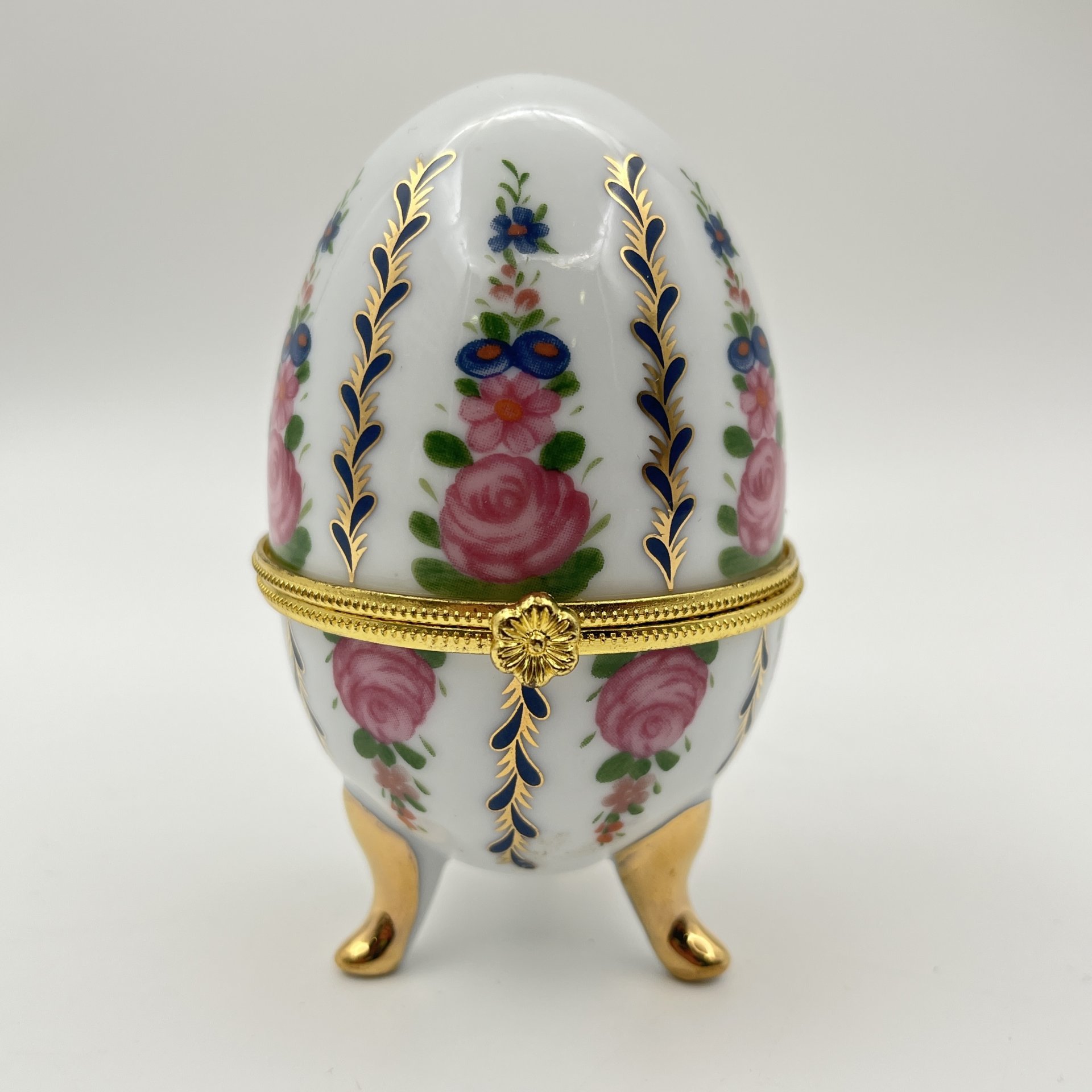 Шкатулка в форме яйца, украшенная изображением цветов, фарфор, деколь, золочение, Азия, 2000-2015 гг.