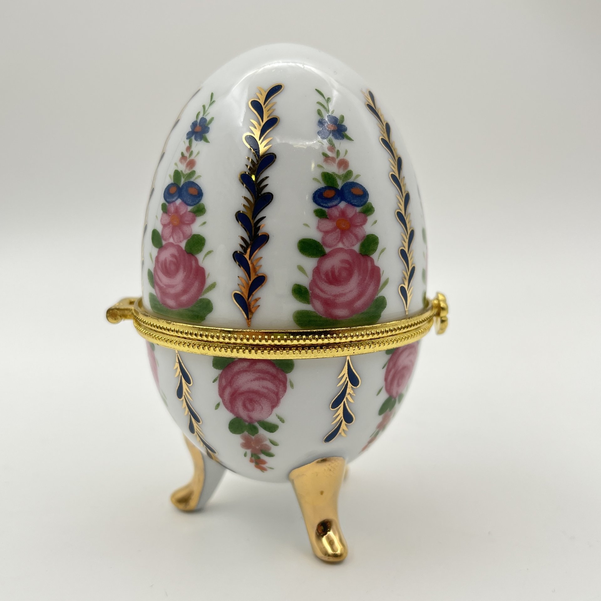 Шкатулка в форме яйца, украшенная изображением цветов, фарфор, деколь, золочение, Азия, 2000-2015 гг.