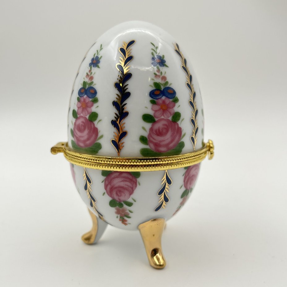 Шкатулка в форме яйца, украшенная изображением цветов