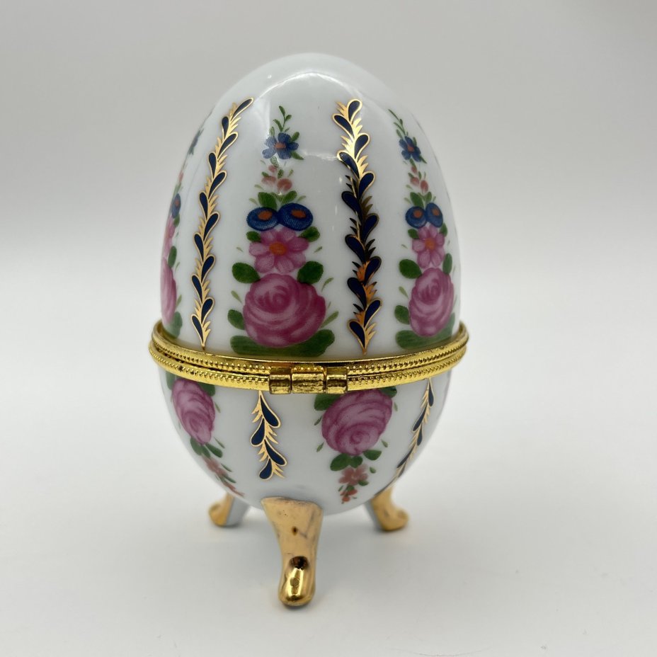 Шкатулка в форме яйца, украшенная изображением цветов