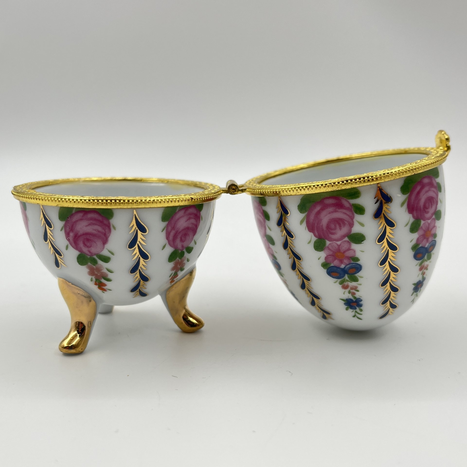 Шкатулка в форме яйца, украшенная изображением цветов, фарфор, деколь, золочение, Азия, 2000-2015 гг.