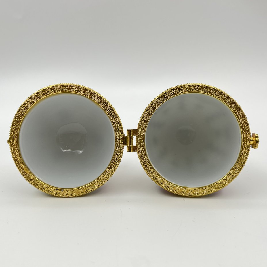 Шкатулка в форме яйца, украшенная изображением цветов