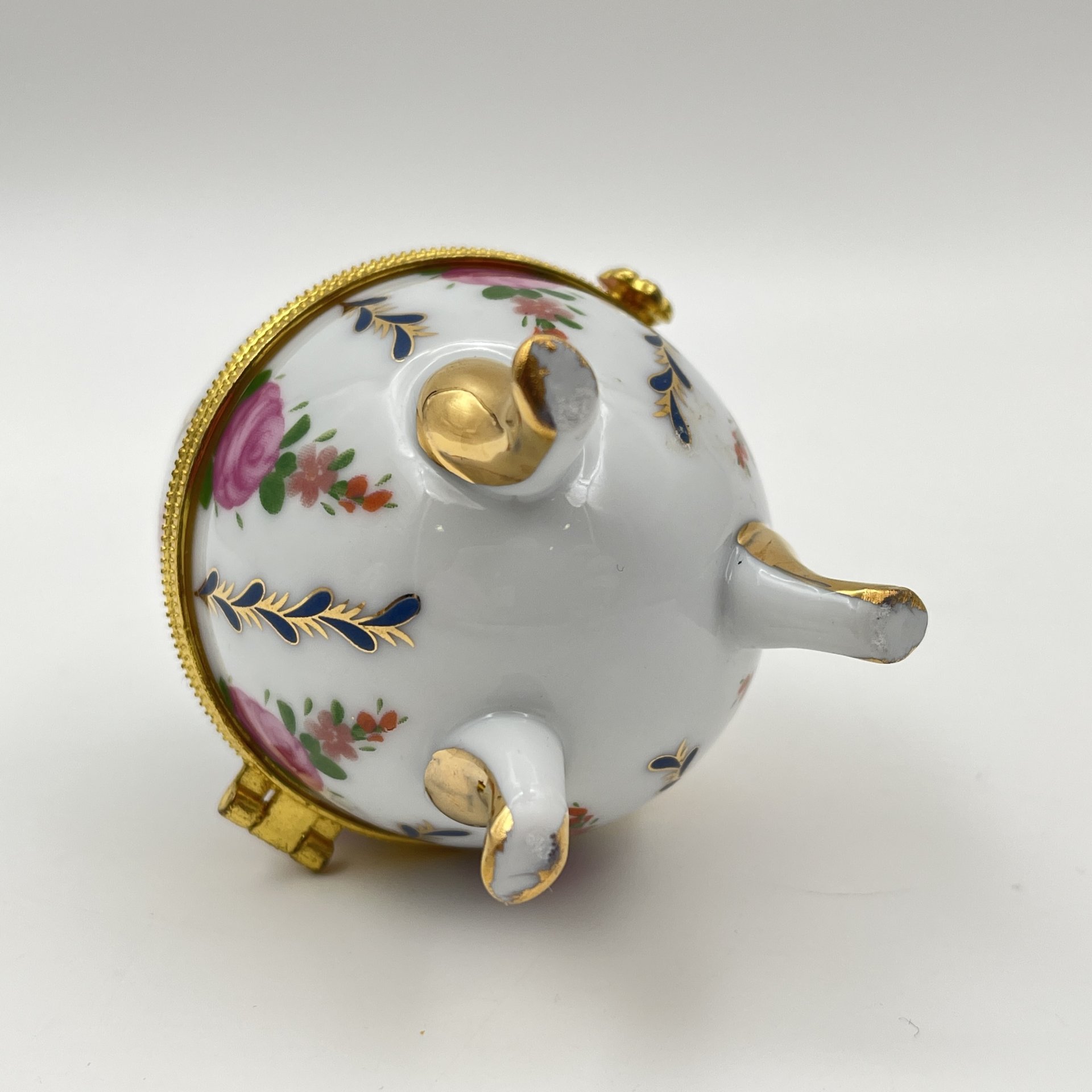 Шкатулка в форме яйца, украшенная изображением цветов, фарфор, деколь, золочение, Азия, 2000-2015 гг.