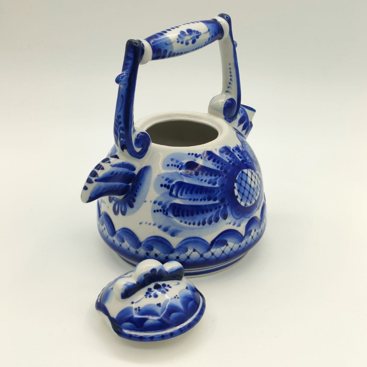 Чайник заварочный "Петушок" с цветочным декором, фарфор, роспись, Шекма-Гжель (Шевлягинский завод специальной керамики), Российская Федерация, 1991-2015 гг.