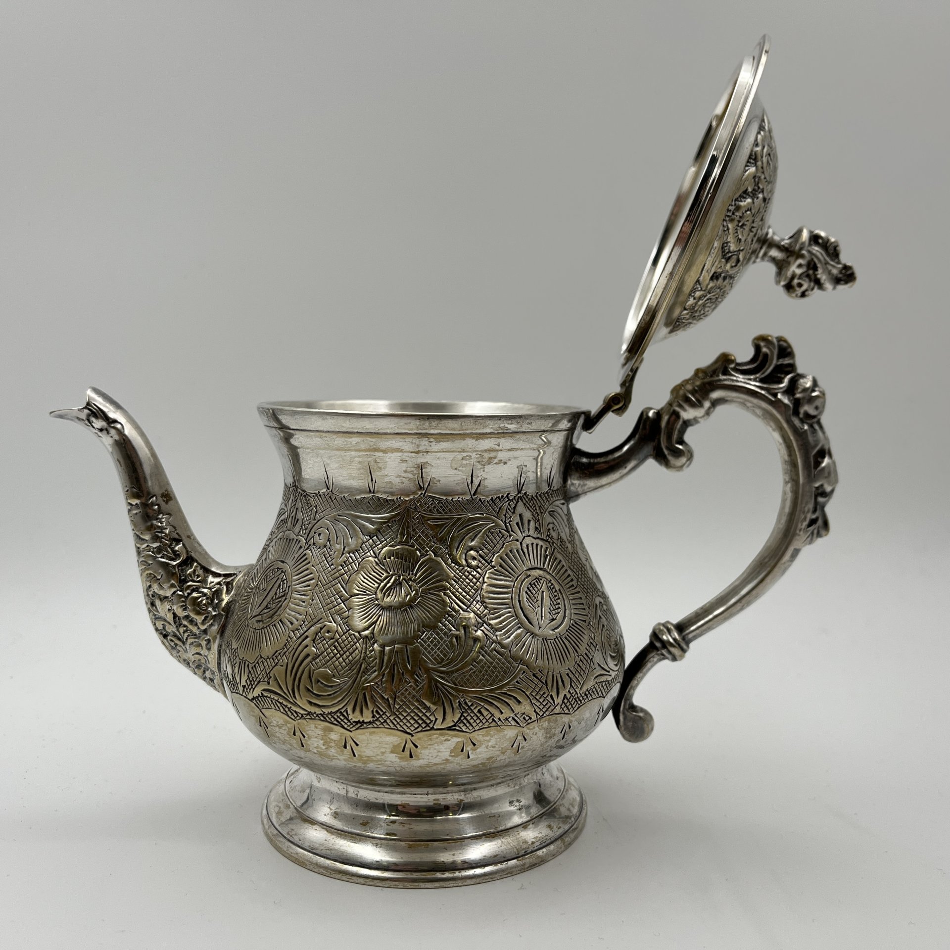 Чайник заварочный в восточном стиле, декорированный флоральными узорами, металл, серебрение, гравировка, Индия, 1970-1990 гг.