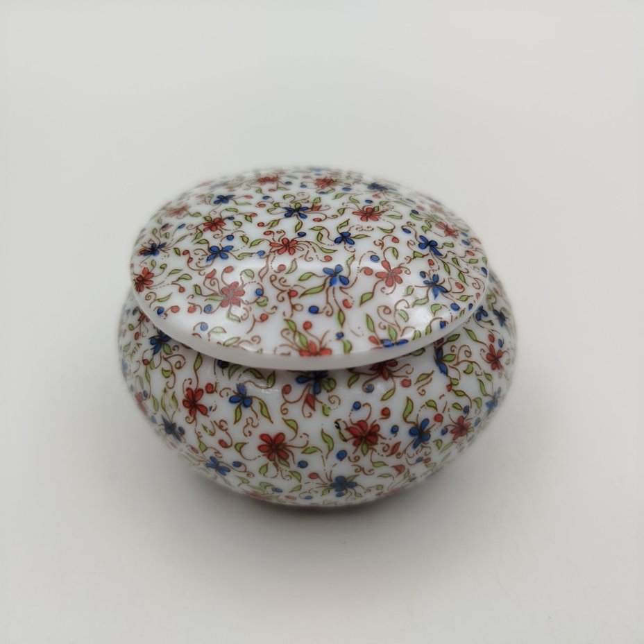Миниатюрная шкатулка с растительным декором, фарфор, деколь с подрисовкой, Италия, 1950-1970 гг.