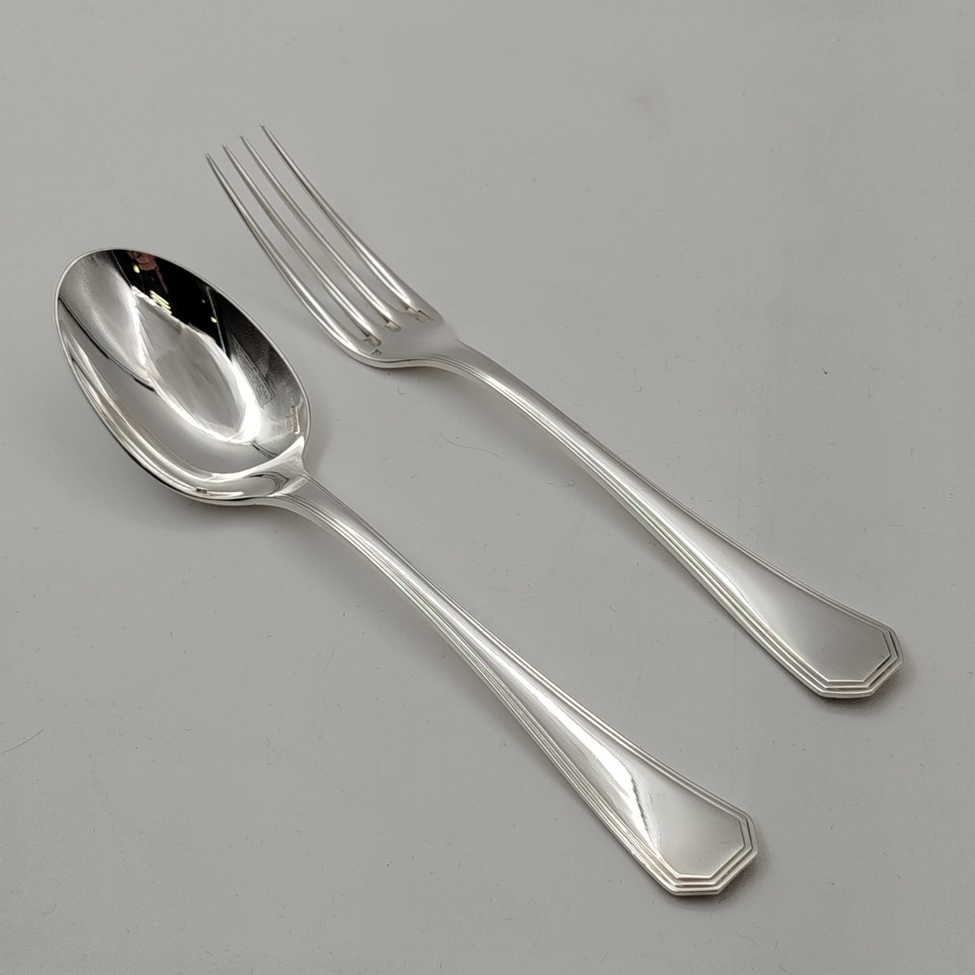 Набор столовых приборов на одну персону в оригинальном кофре, металл, серебрение, картон, Christofle, Франция, 1960-1983 гг.