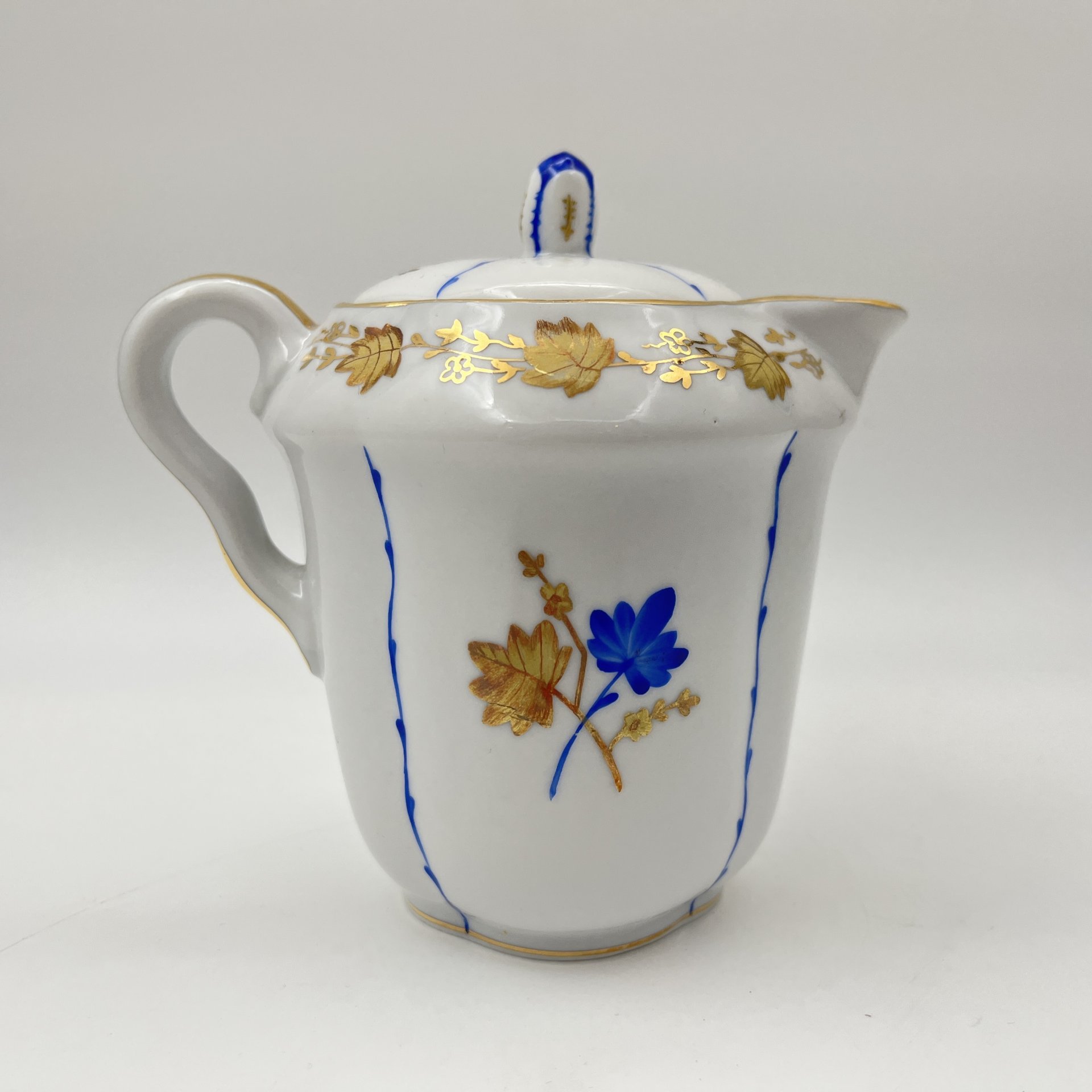 Молочник "Золотые и синие цветы", форма "Лотос" (автор формы С.Е. Яковлева), автор росписи О.Н. Титова