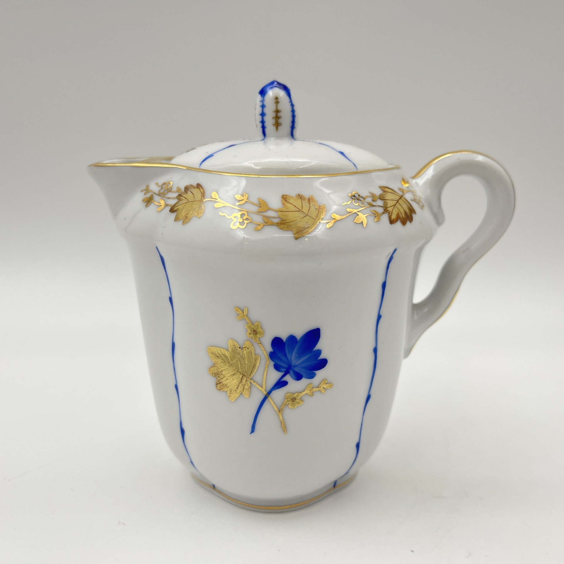 Молочник "Золотые и синие цветы", форма "Лотос" (автор формы С.Е. Яковлева), автор росписи О.Н. Титова