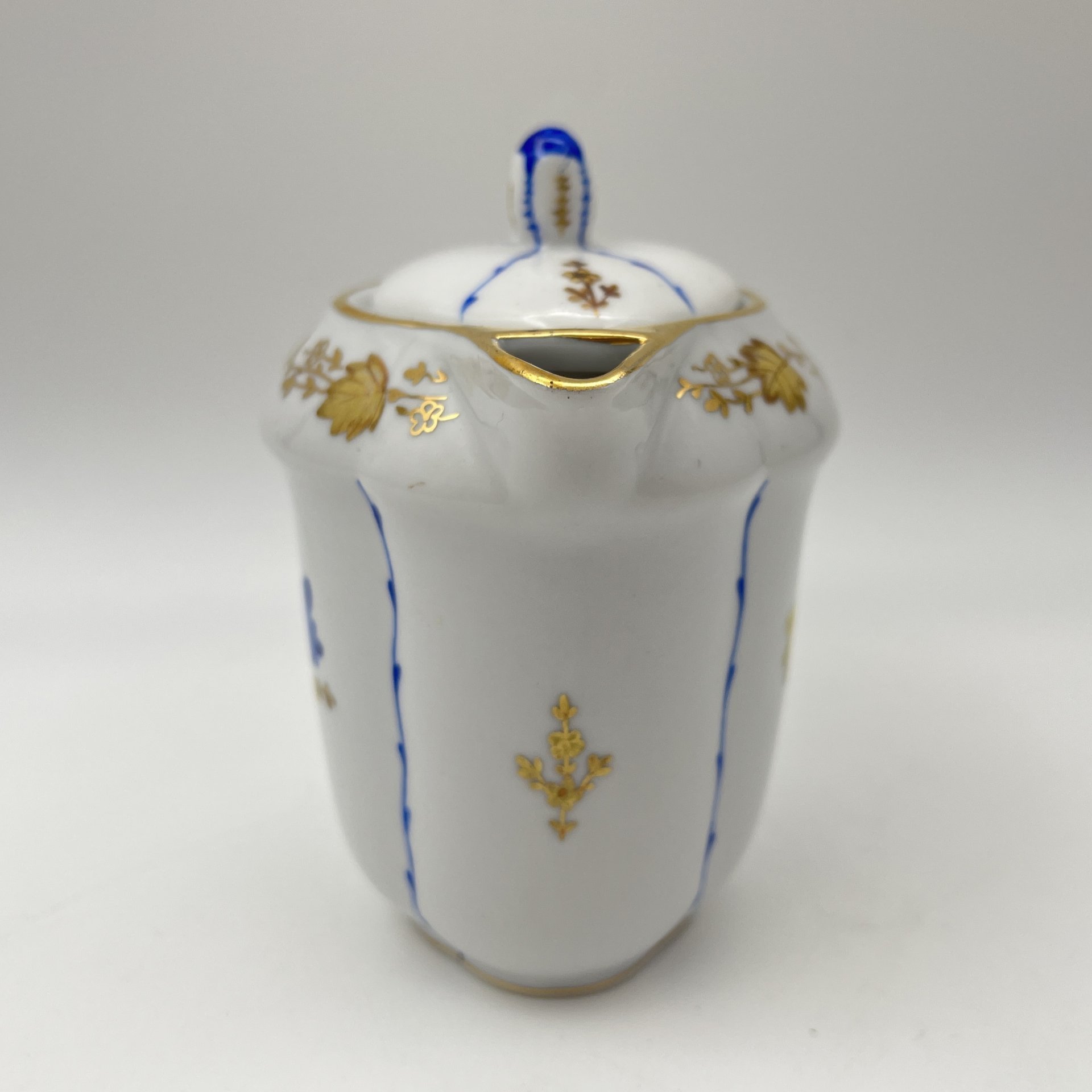 Молочник "Золотые и синие цветы", форма "Лотос" (автор формы С.Е. Яковлева), автор росписи О.Н. Титова