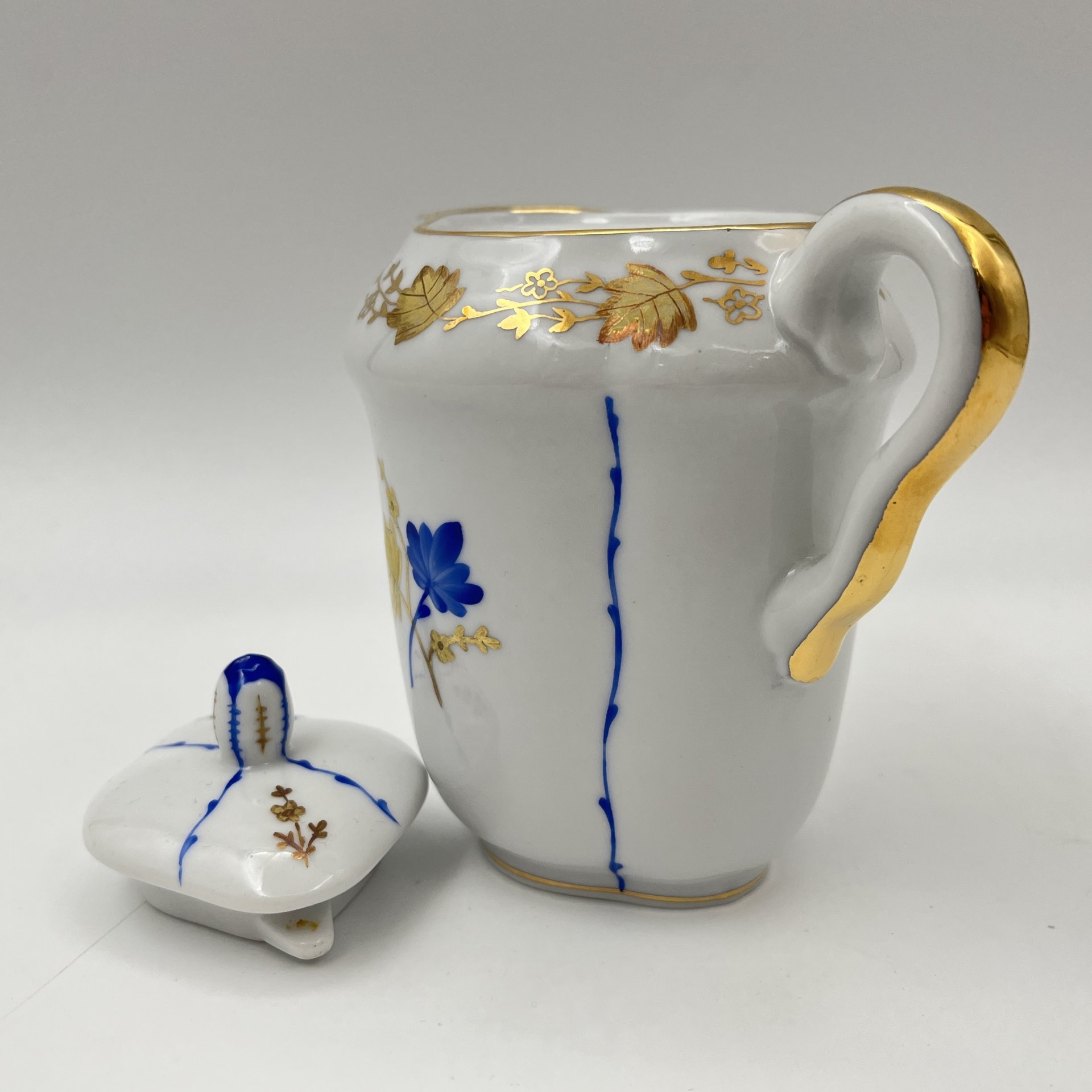 Молочник "Золотые и синие цветы", форма "Лотос" (автор формы С.Е. Яковлева), автор росписи О.Н. Титова