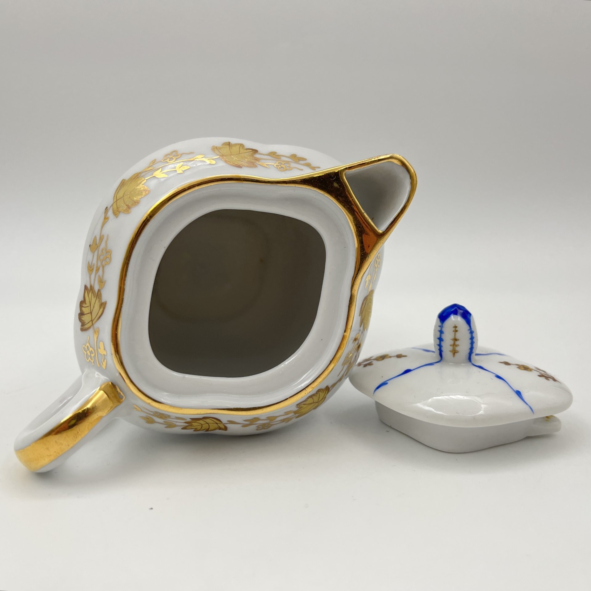 Молочник "Золотые и синие цветы", форма "Лотос" (автор формы С.Е. Яковлева), автор росписи О.Н. Титова