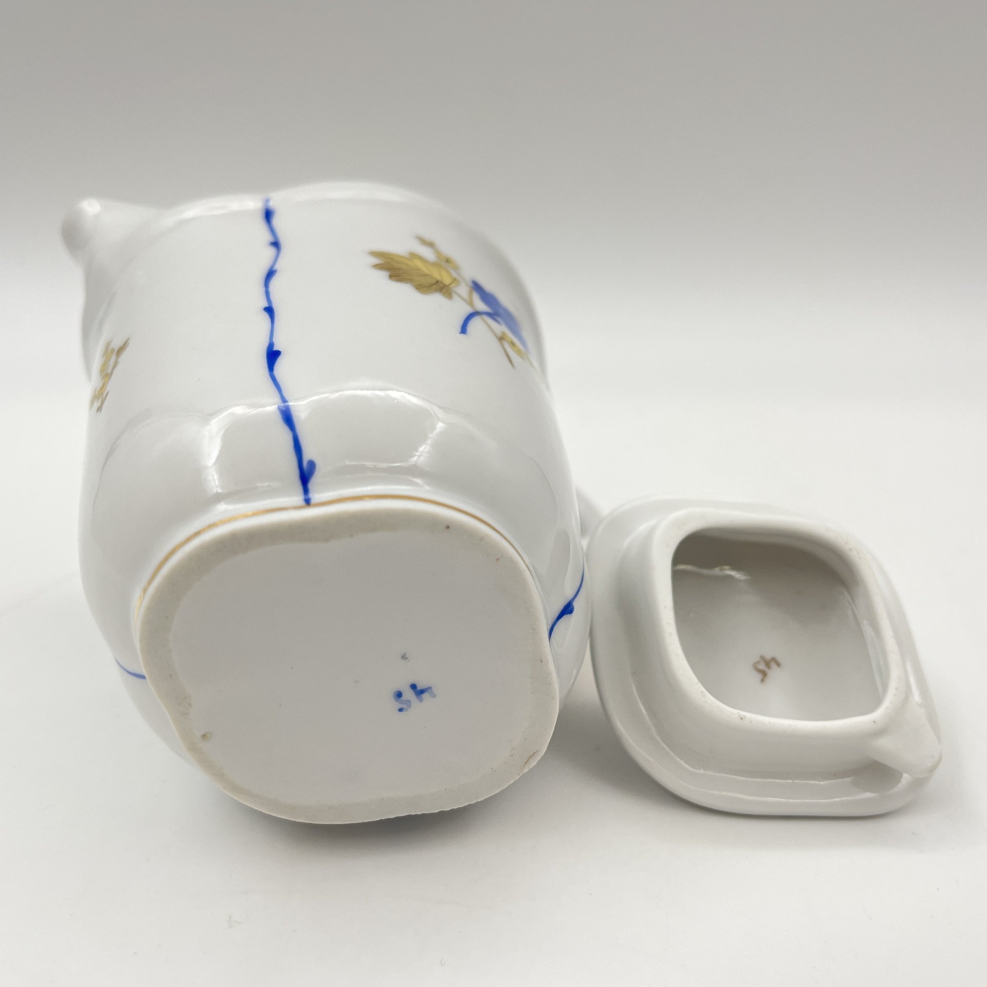 Молочник "Золотые и синие цветы", форма "Лотос" (автор формы С.Е. Яковлева), автор росписи О.Н. Титова