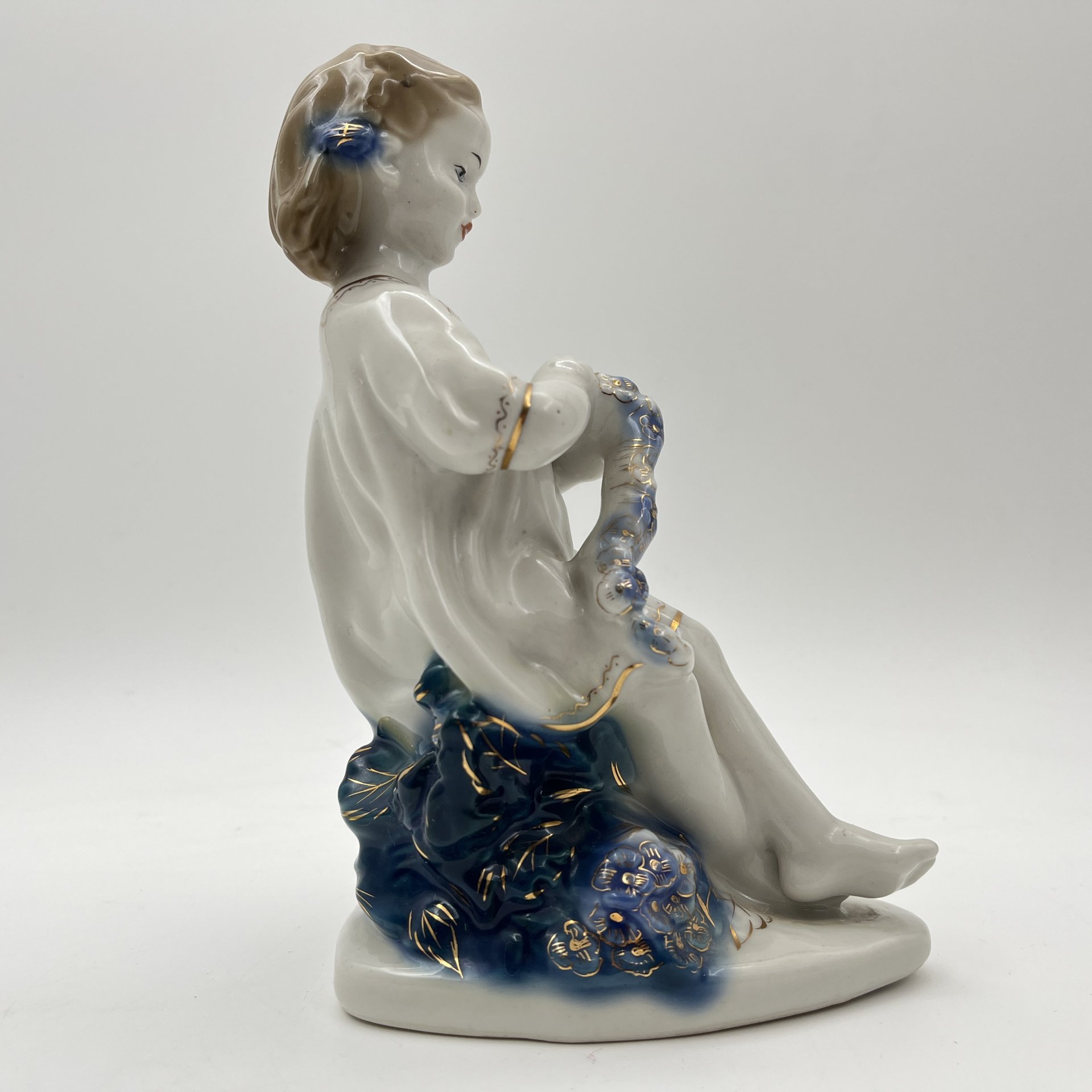 Статуэтка "Девочка с венком", скульптор Т. Н. Сапожникова, фарфор, роспись, золочение, Турыгинский фарфоровый завод артели «Художественная керамика» (Гжель), СССР, 1950-1960 гг.