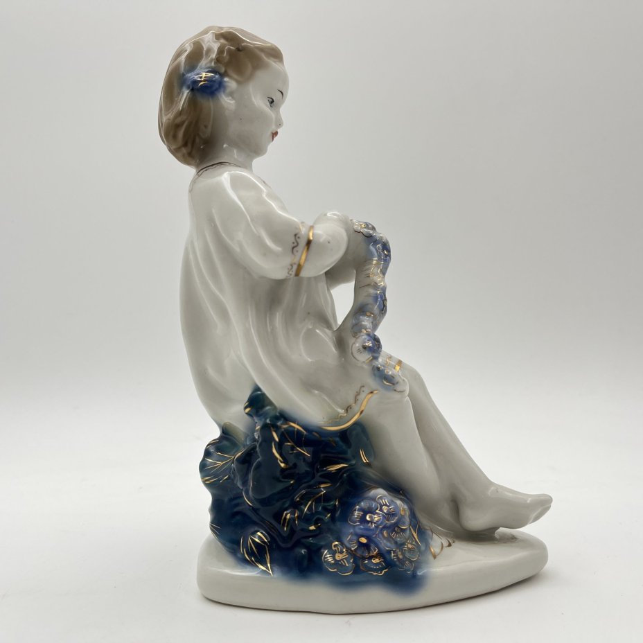 Статуэтка "Девочка с венком", скульптор Т. Н. Сапожникова, фарфор, роспись, золочение, Турыгинский фарфоровый завод артели «Художественная керамика» (Гжель), СССР, 1950-1960 гг.