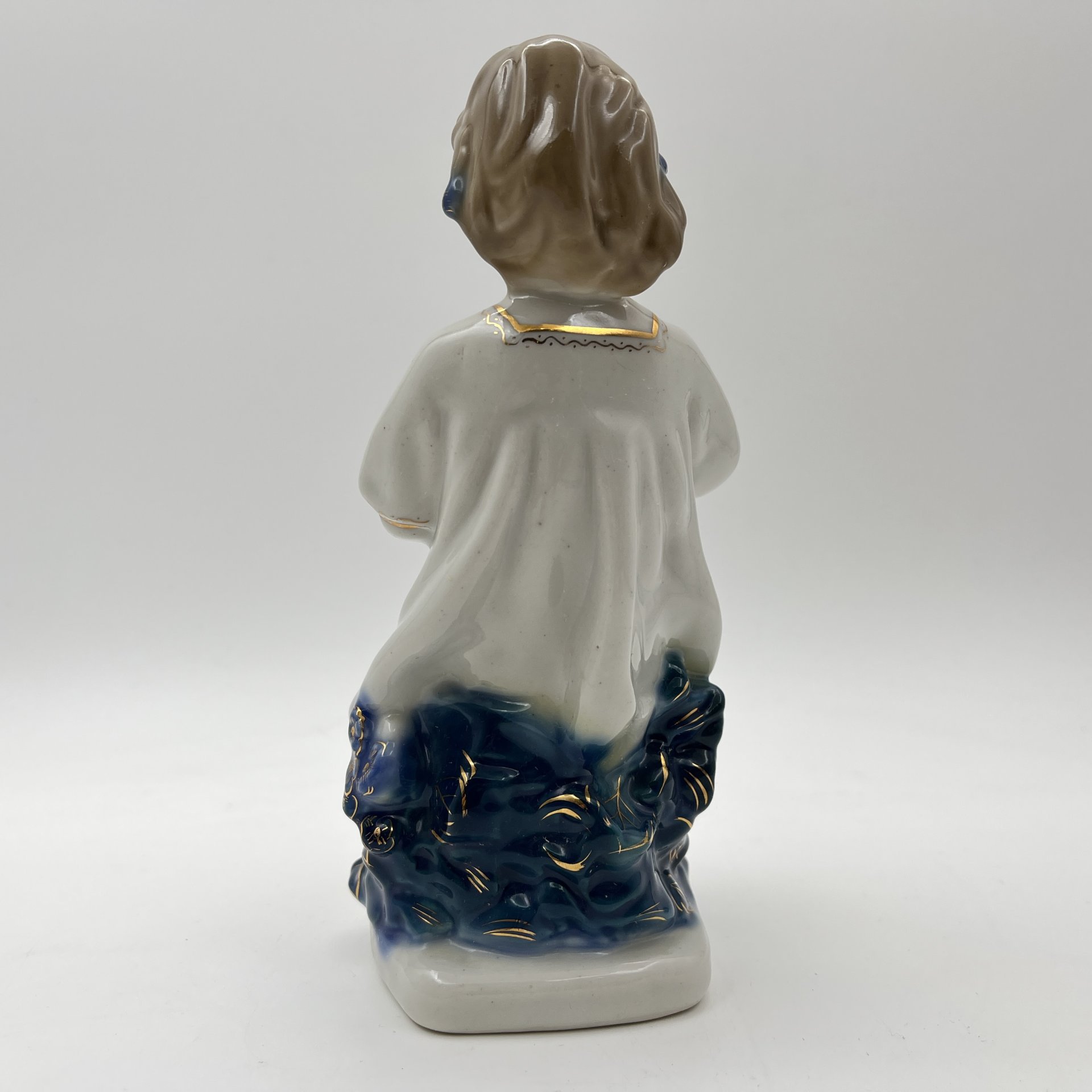 Статуэтка "Девочка с венком", скульптор Т. Н. Сапожникова, фарфор, роспись, золочение, Турыгинский фарфоровый завод артели «Художественная керамика» (Гжель), СССР, 1950-1960 гг.