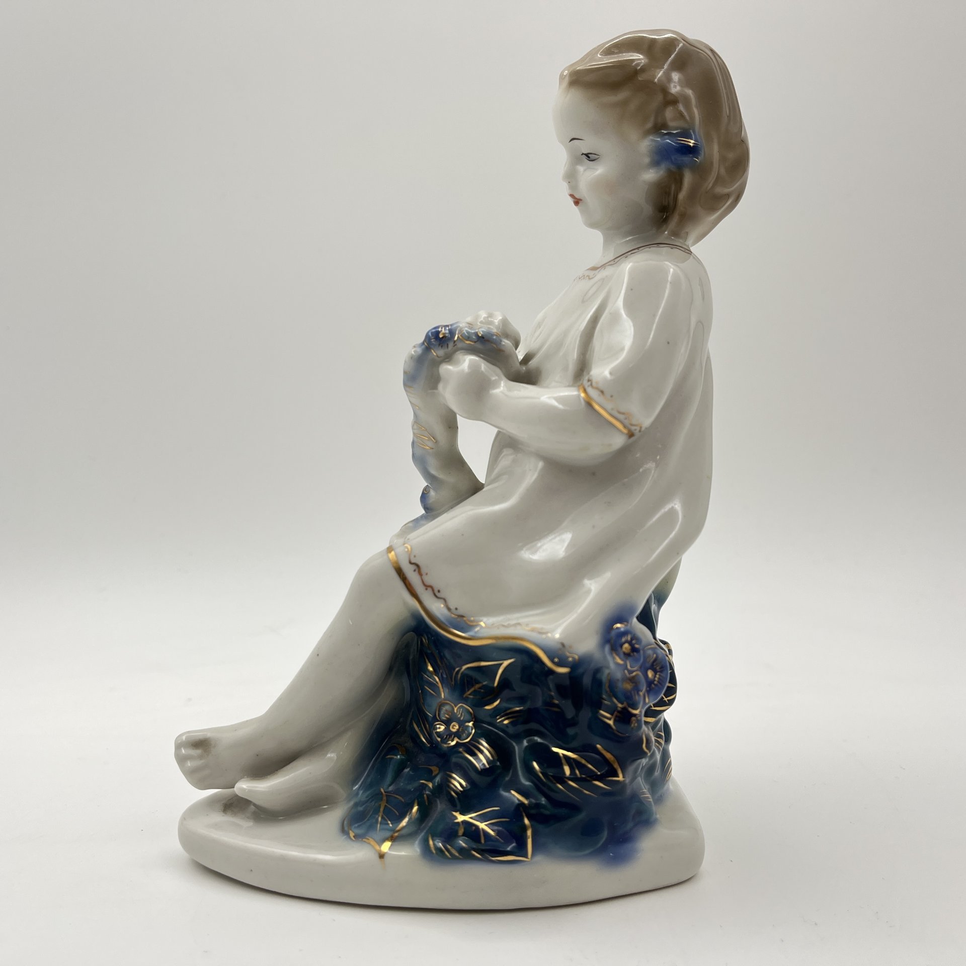 Статуэтка "Девочка с венком", скульптор Т. Н. Сапожникова, фарфор, роспись, золочение, Турыгинский фарфоровый завод артели «Художественная керамика» (Гжель), СССР, 1950-1960 гг.