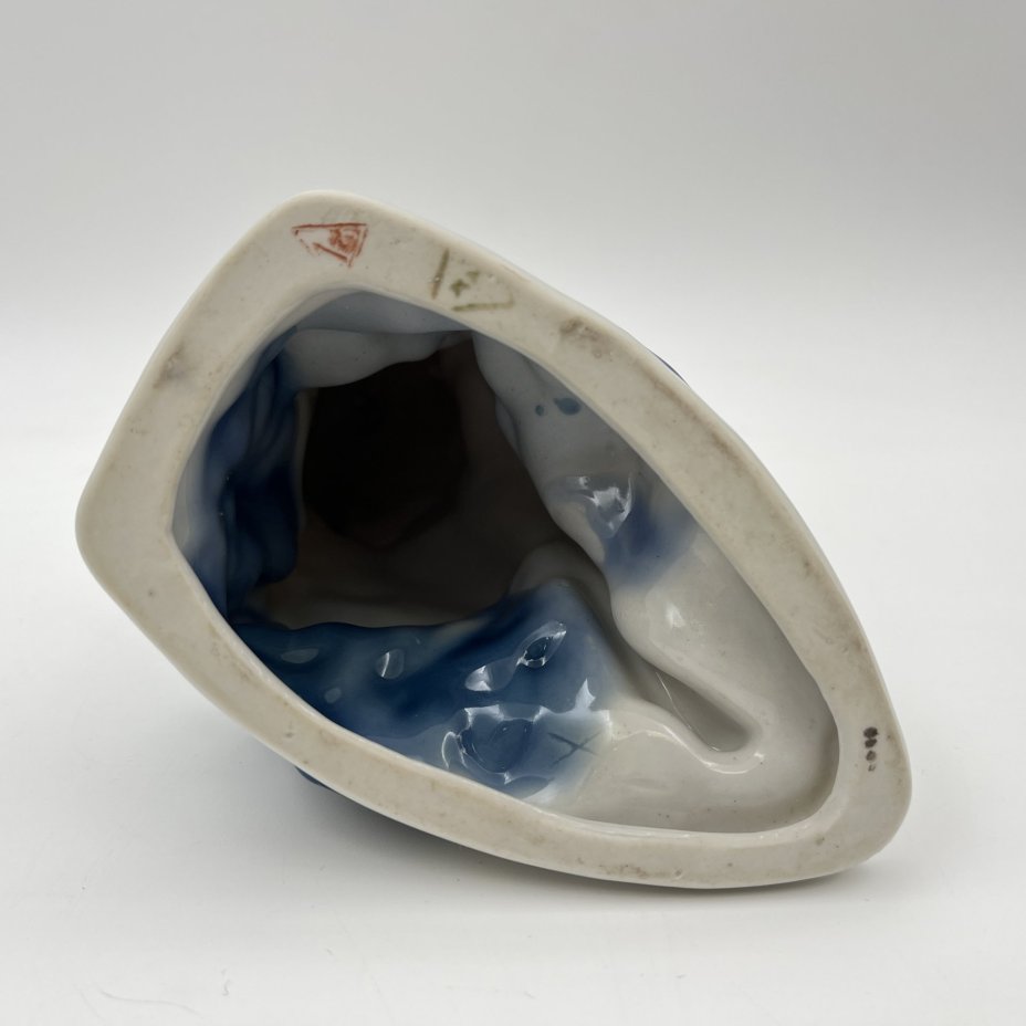 Статуэтка "Девочка с венком", скульптор Т. Н. Сапожникова, фарфор, роспись, золочение, Турыгинский фарфоровый завод артели «Художественная керамика» (Гжель), СССР, 1950-1960 гг.