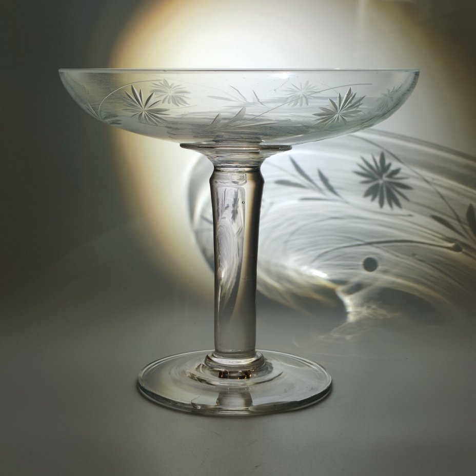 Ваза на ножке (фруктовница) с резным цветочным декором