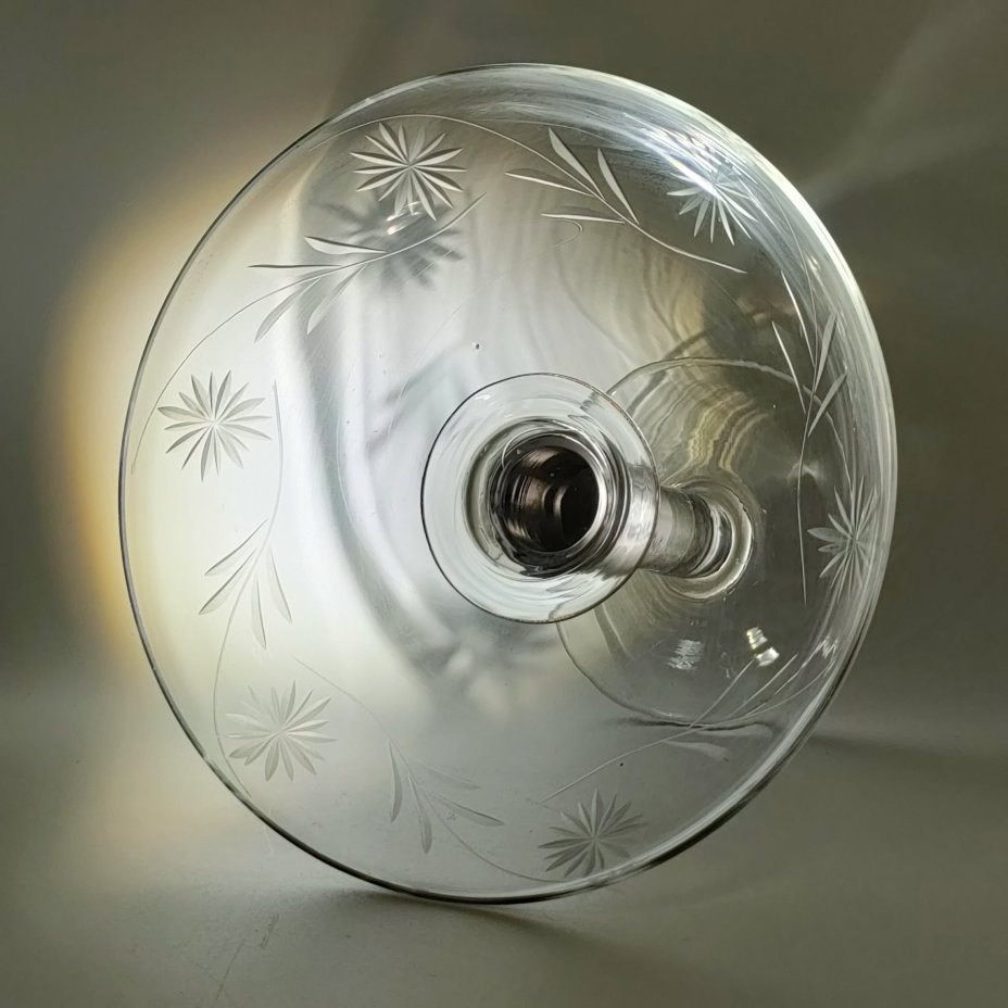 Ваза на ножке (фруктовница) с резным цветочным декором