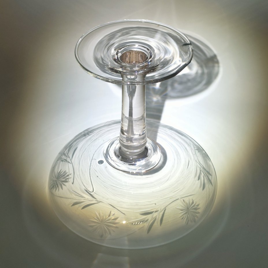 Ваза на ножке (фруктовница) с резным цветочным декором