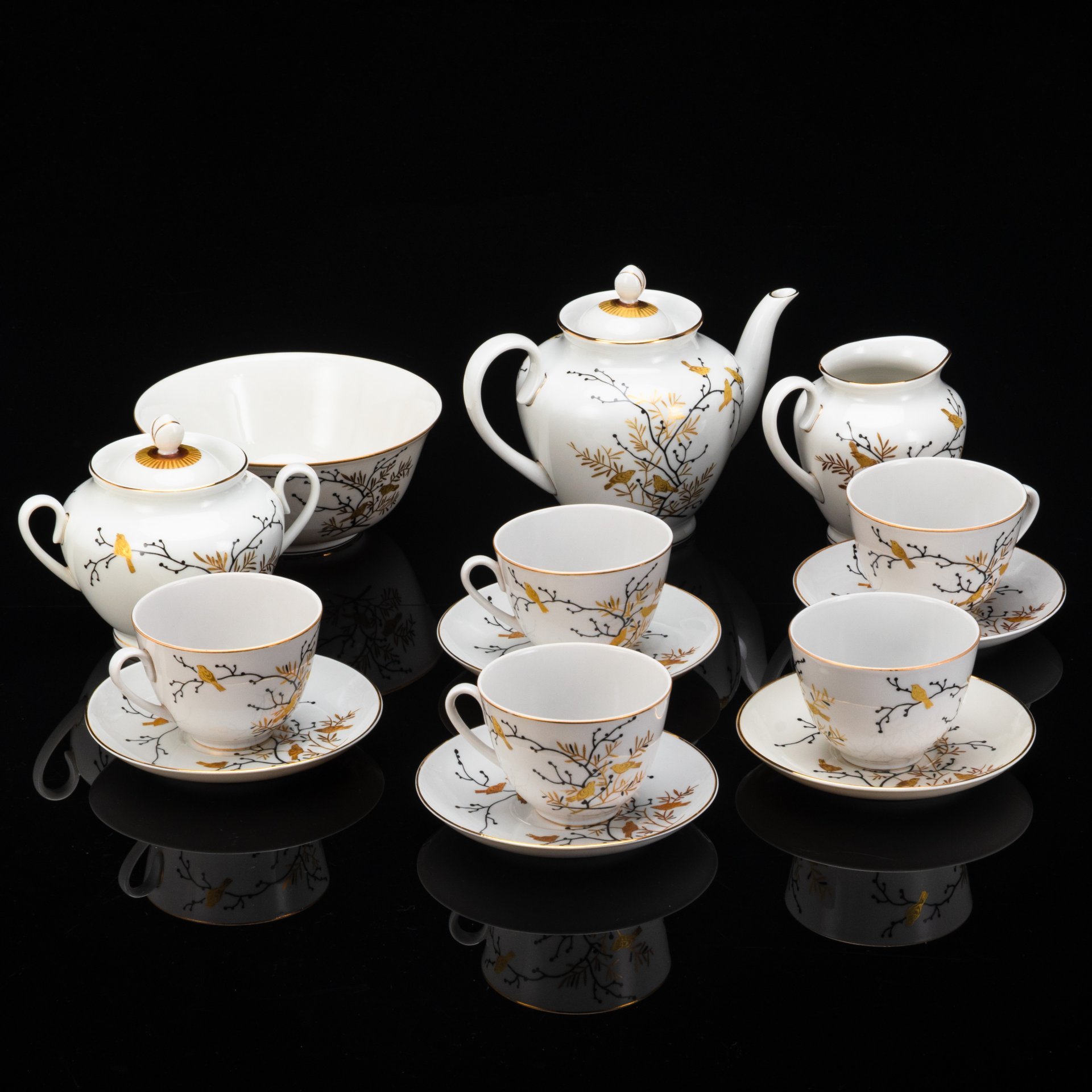 Чайный сервиз "Птички на ветках"(?) на 5 персон (14 предметов), автор  росписи предположительно Л.И. Лебединская, автор формы "Весенняя" С.Е. Яковлева, фарфор, роспись, золочение, цировка, Ленинградский фарфоровый завод (ЛФЗ), СССР, 1960-1980 гг.