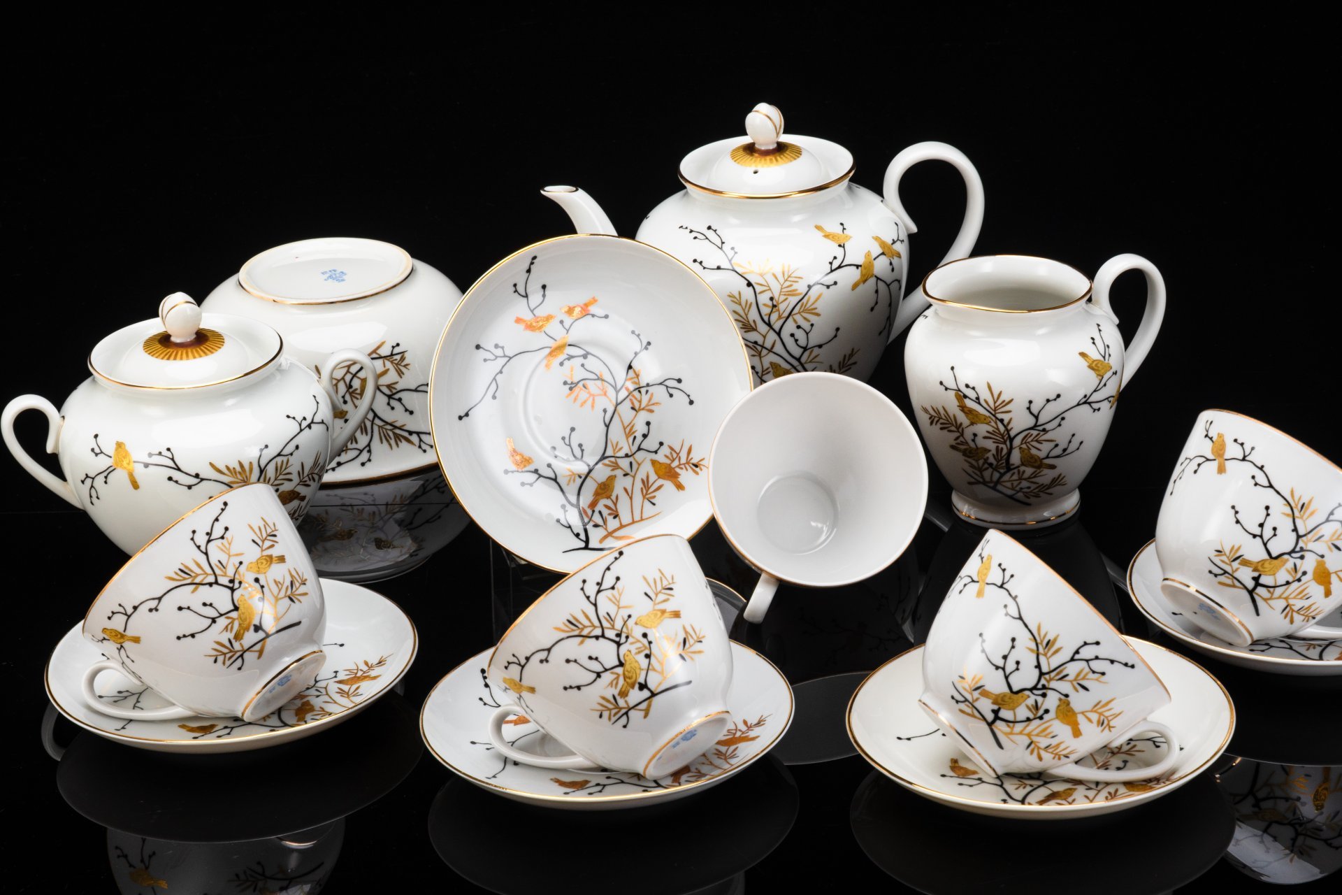 Чайный сервиз "Птички на ветках"(?) на 5 персон (14 предметов), автор  росписи предположительно Л.И. Лебединская, автор формы "Весенняя" С.Е. Яковлева, фарфор, роспись, золочение, цировка, Ленинградский фарфоровый завод (ЛФЗ), СССР, 1960-1980 гг.
