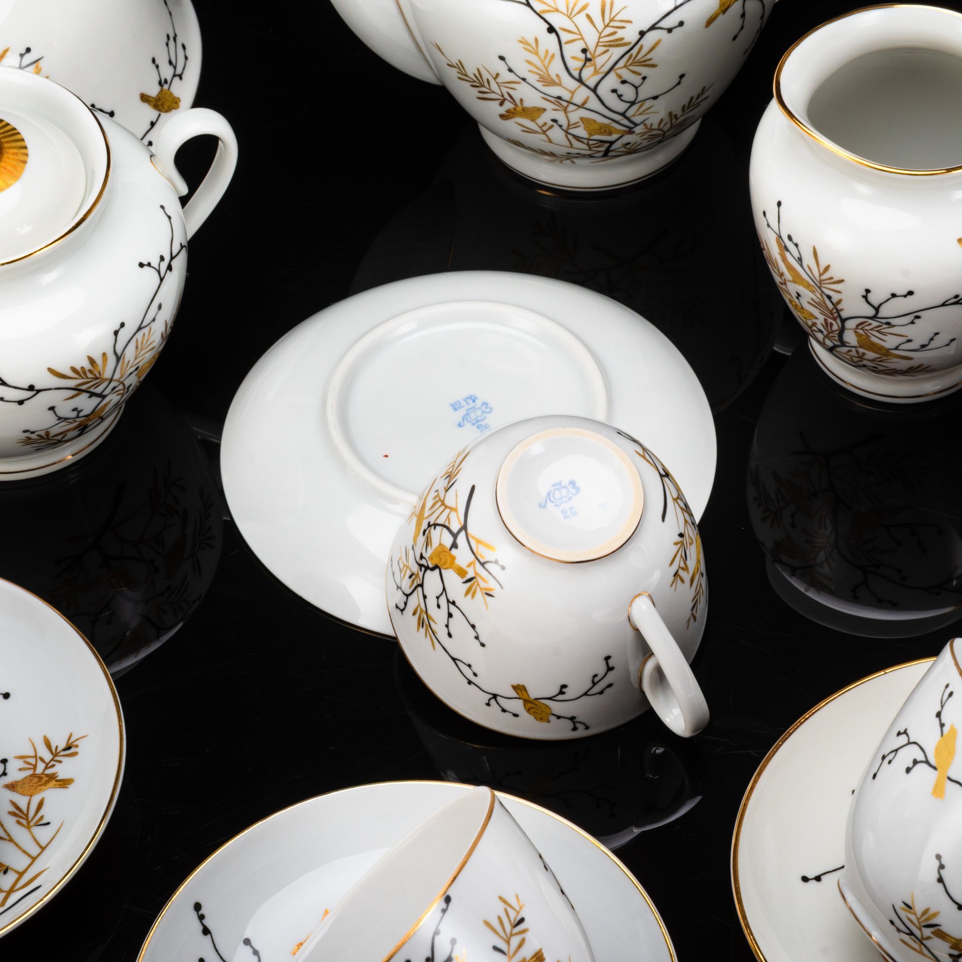 Чайный сервиз "Птички на ветках"(?) на 5 персон (14 предметов), автор  росписи предположительно Л.И. Лебединская, автор формы "Весенняя" С.Е. Яковлева, фарфор, роспись, золочение, цировка, Ленинградский фарфоровый завод (ЛФЗ), СССР, 1960-1980 гг.