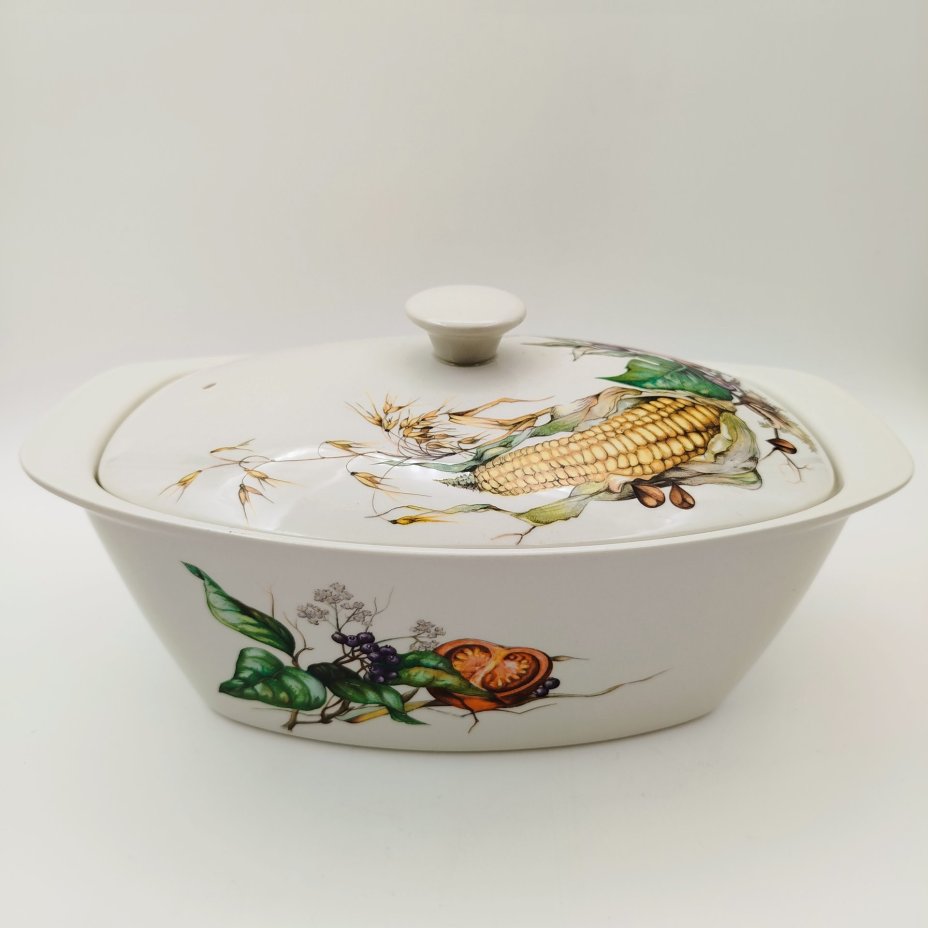 Блюдо для подачи горячих блюд/ (террина), украшенное изображением овощей, фруктов, орехов и ягод, фаянс, деколь, Villeroy & Boch, Люксембург, 1990-2010 гг.