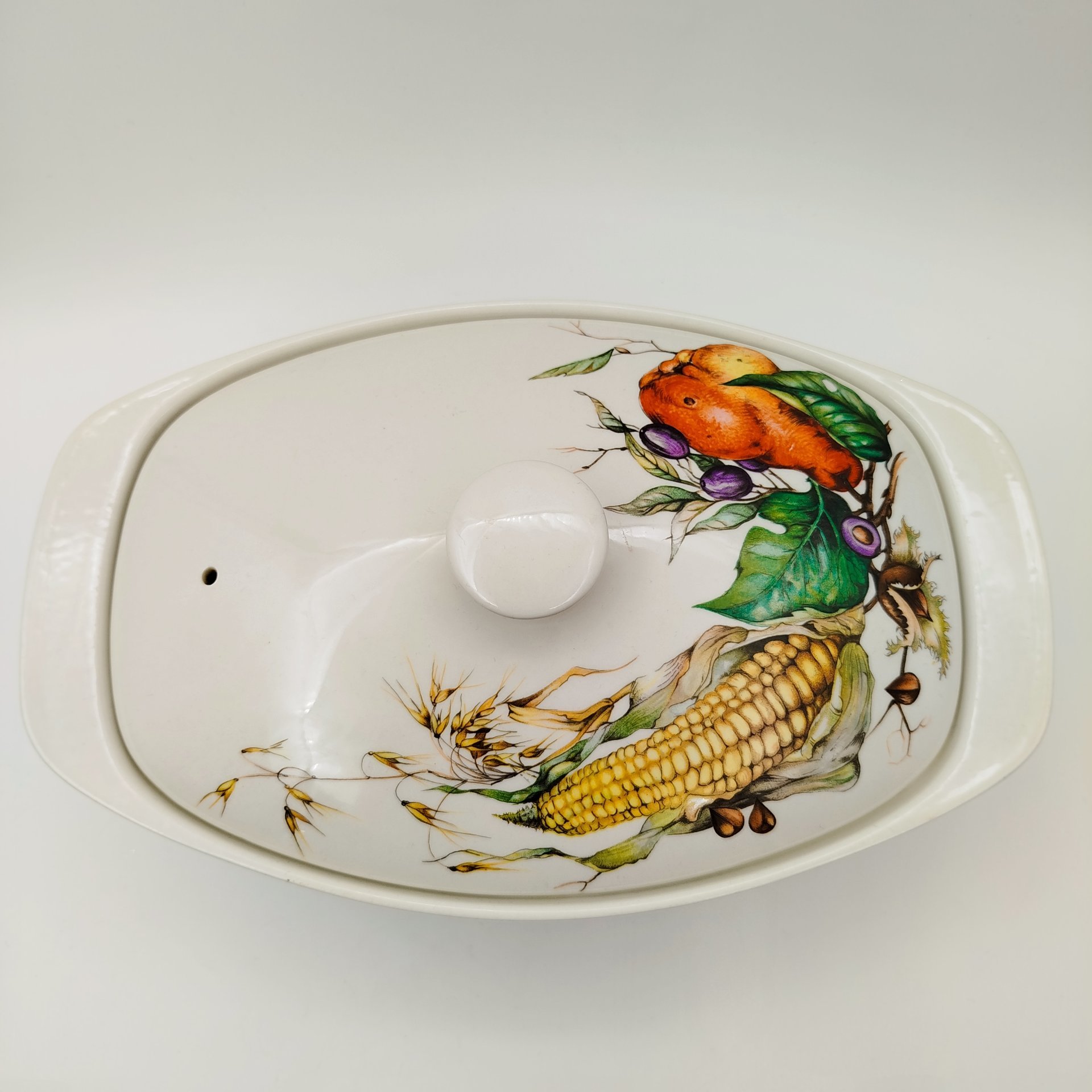 Блюдо для подачи горячих блюд/ (террина), украшенное изображением овощей, фруктов, орехов и ягод, фаянс, деколь, Villeroy & Boch, Люксембург, 1990-2010 гг.