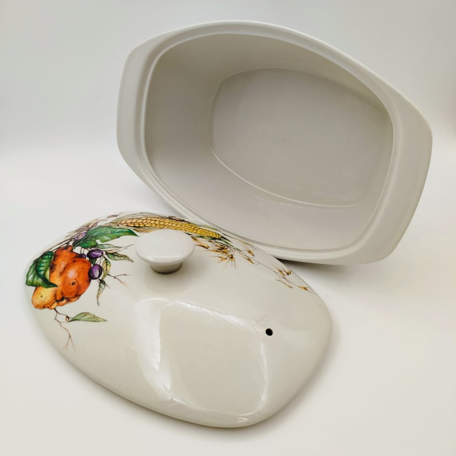 Блюдо для подачи горячих блюд/ (террина), украшенное изображением овощей, фруктов, орехов и ягод, фаянс, деколь, Villeroy & Boch, Люксембург, 1990-2010 гг.